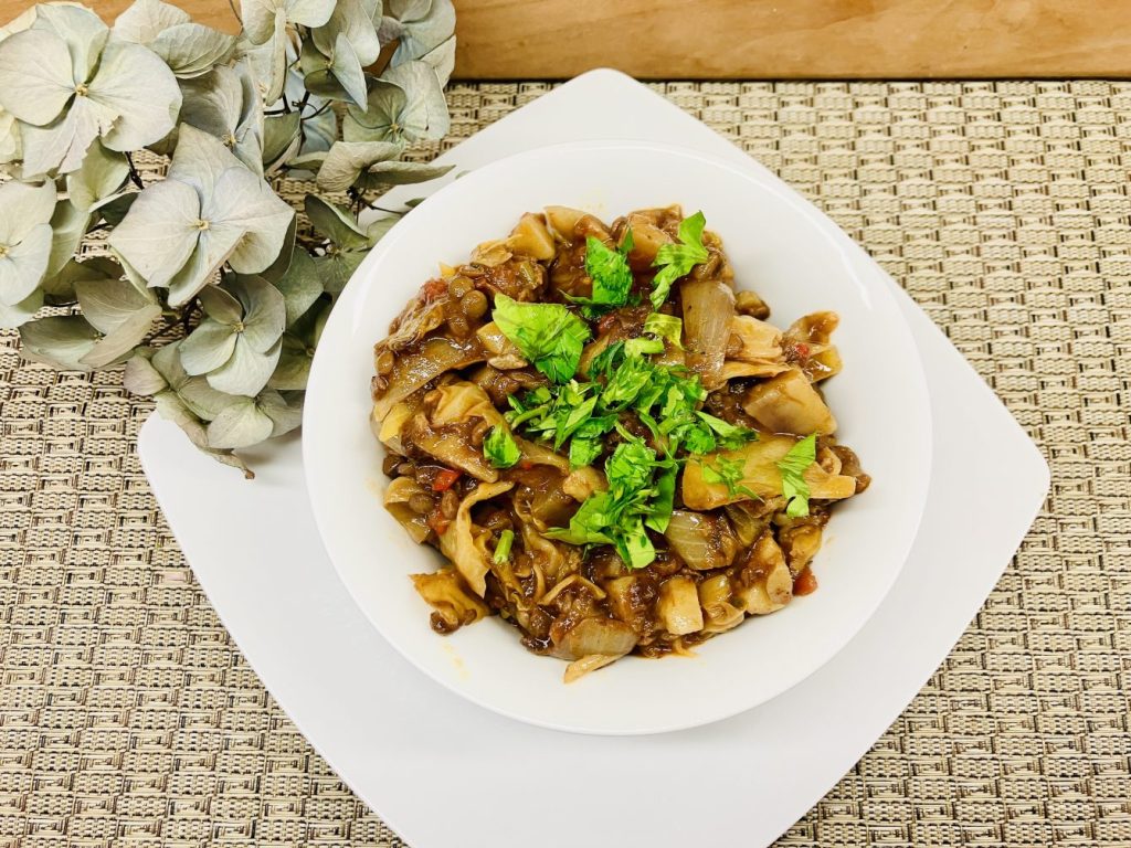 Herzhafter Eintopf aus geröstetem Weißkohl, Tomaten und Linsen