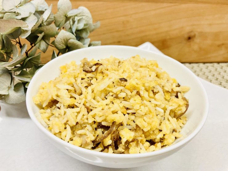 Iirakische Kitchri aus roten Linsen und Reis mit Zwiebel-Knoblauch-Cumin Mischung