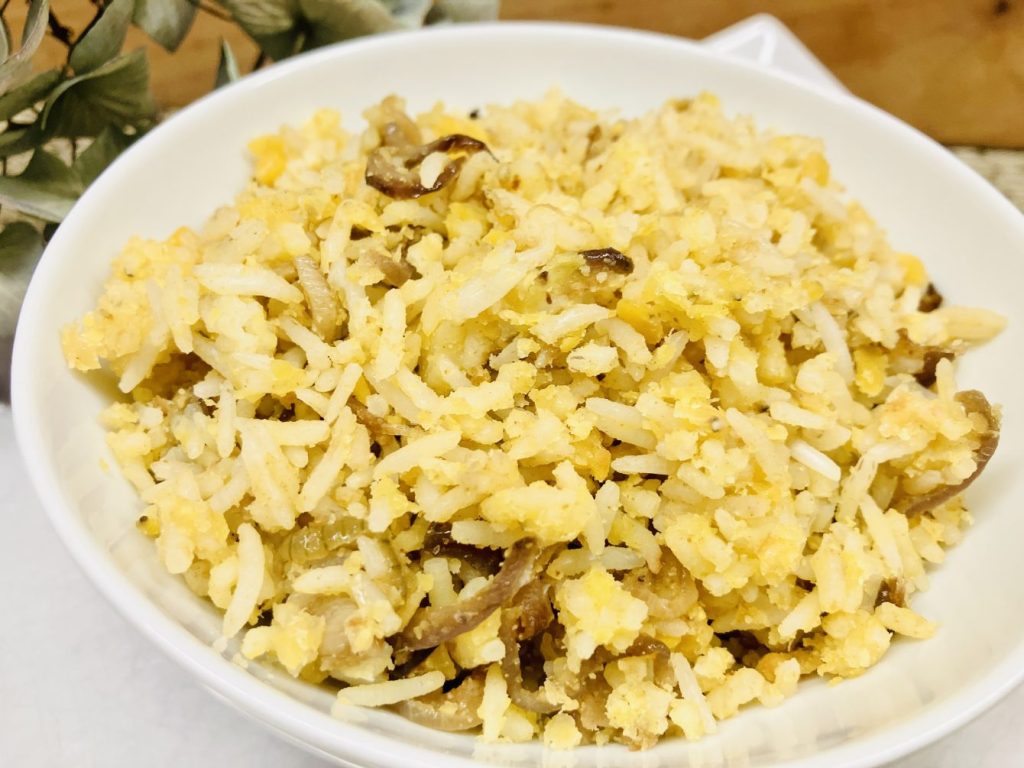 Iirakische Kitchri aus roten Linsen und Reis mit Zwiebel-Knoblauch-Cumin Mischung