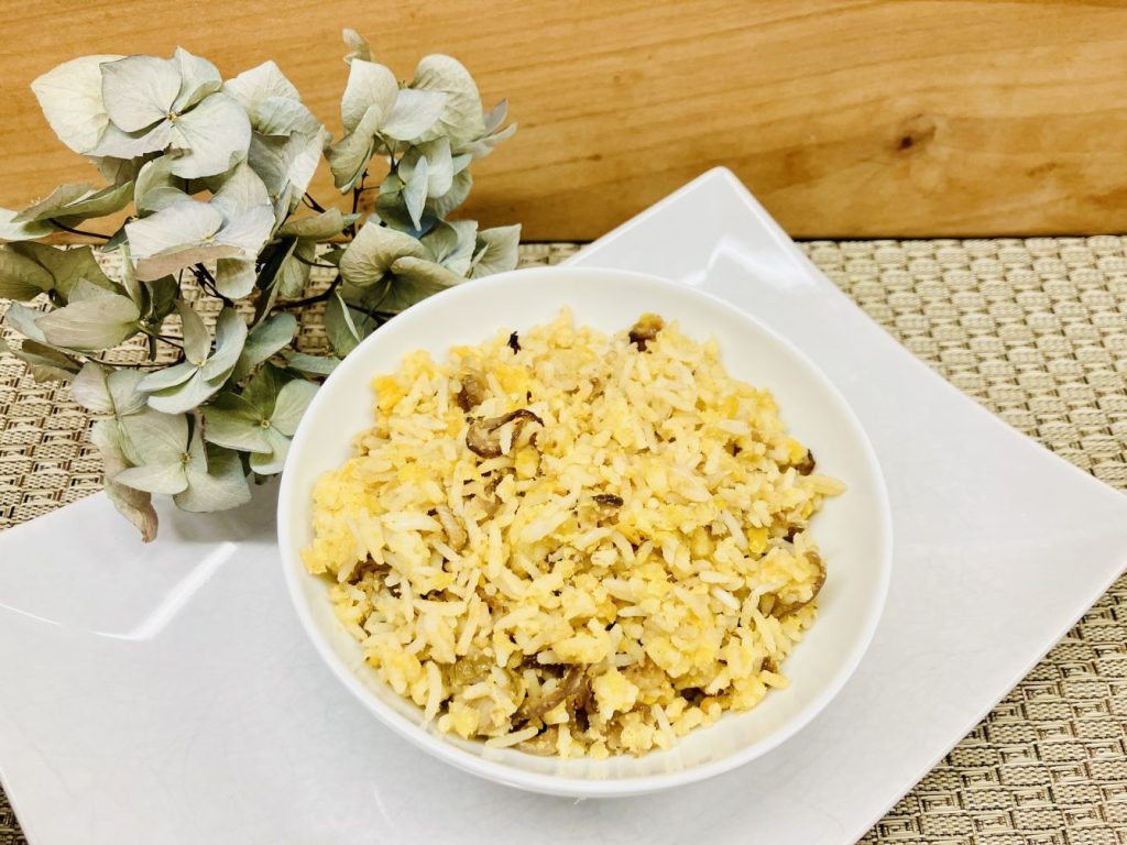 Iirakische Kitchri aus roten Linsen und Reis mit Zwiebel-Knoblauch-Cumin Mischung