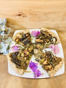 Buchweizen Tarte mit karamellisiertem Lauch, Maronen und Aprikosen