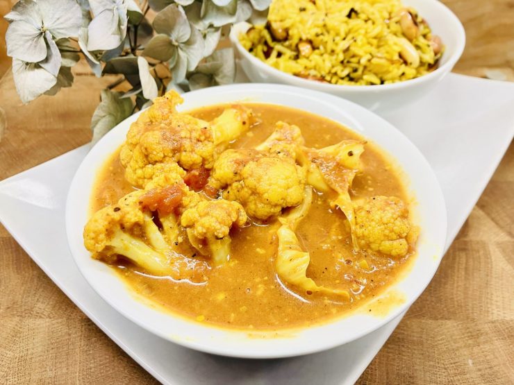 Marinierter Blumenkohl in veganer Buttersauce mit indischem Zitronenreis