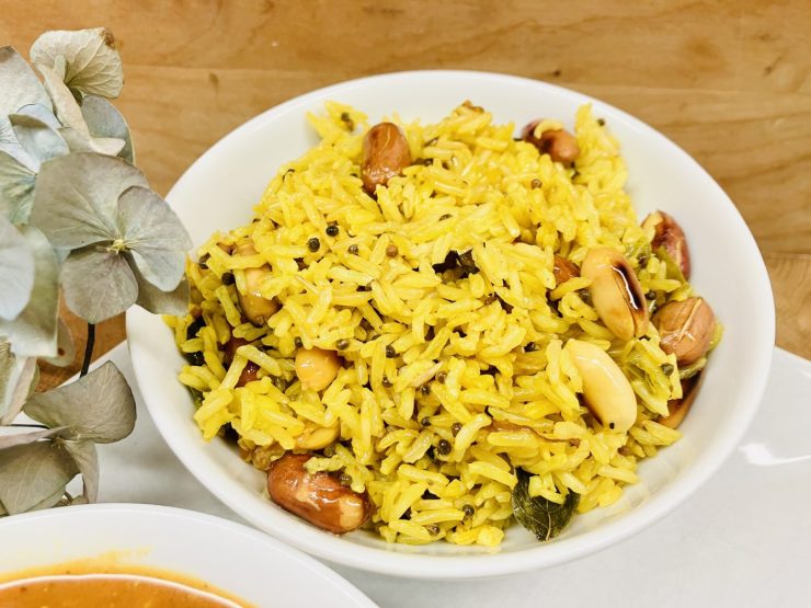 Indischer Zitronenreis mit Erdnüssen