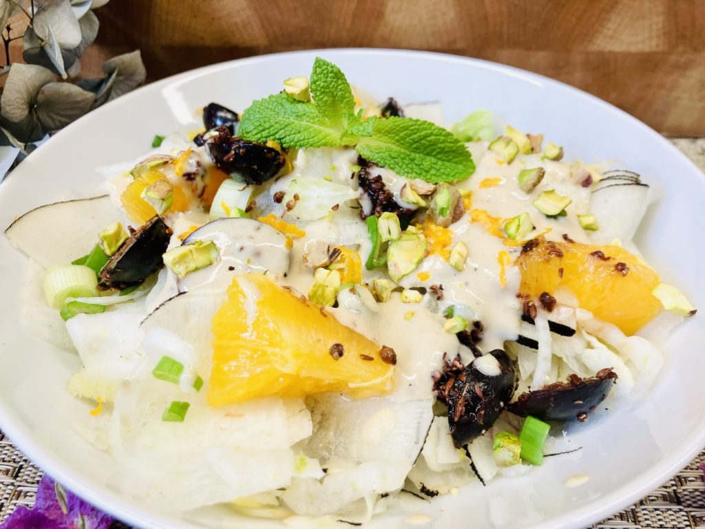 Schwarzer Rettich Fenchel Salat mit gewürzten Trauben und Honig-Tahini-Dressing