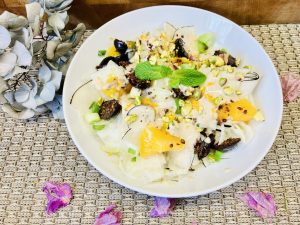 Schwarzer Rettich Fenchel Salat mit gewürzten Trauben und Honig-Tahini-Dressing