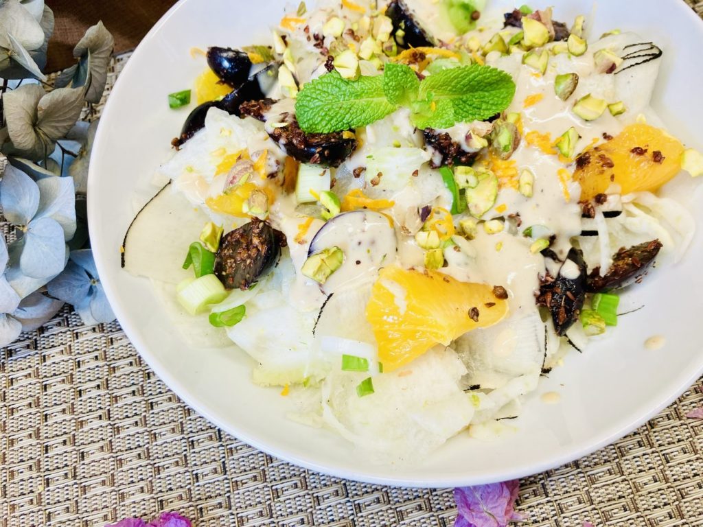 Schwarzer Rettich Fenchel Salat mit gewürzten Trauben und Honig-Tahini-Dressing