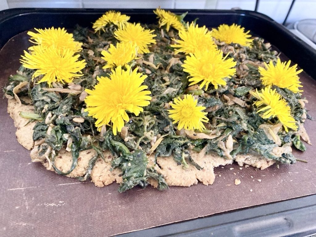 Brennnessel Bärlauch Tarte mit Löwenzahn Blüten - Wildkräuterküche trifft Umami