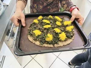 Brennnessel Bärlauch Tarte mit Löwenzahn Blüten - Wildkräuterküche trifft Umami