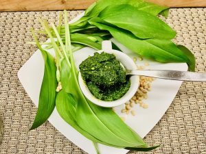Klassisches Bärlauch Pesto mit Pinienkernen