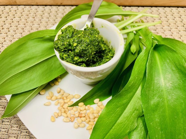 Klassisches Bärlauch Pesto mit Pinienkernen