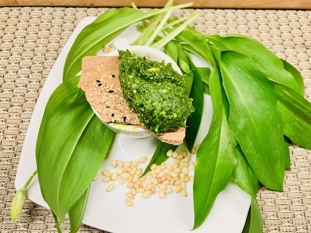 Klassisches Bärlauch Pesto mit Pinienkernen