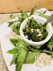 Brennnessel Pesto mit Sonnenblumenkernen