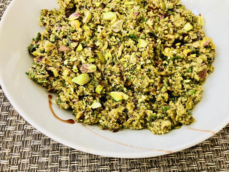 Oliven-Dip mit Pistazien und Za’atar Dukkah