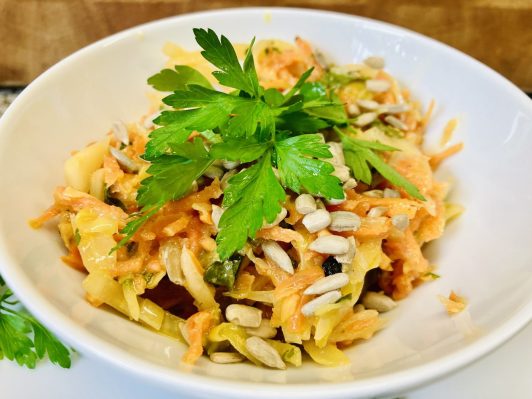 Karotten-Krautsalat mit Aqua-Faba-Mayonnaise-Dressing