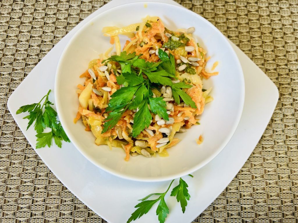 Karotten-Krautsalat mit Aqua-Faba-Mayonnaise-Dressing