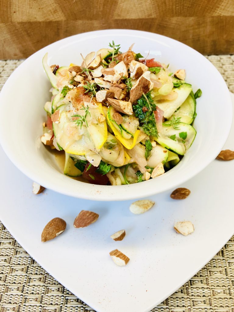 Schneller, veganer Zucchinisalat mit Pflaumen und geröstetem Mandel-Crunch – in 15 Min. fertig, perfekt für Picknick oder Sommerbrunch!