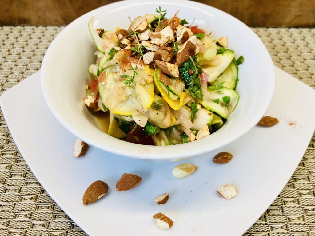 Schneller, veganer Zucchinisalat mit Pflaumen und geröstetem Mandel-Crunch – in 15 Min. fertig, perfekt für Picknick oder Sommerbrunch!