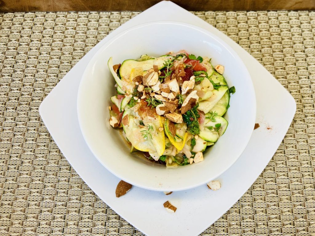 Zucchinisalat mit Pflaumen und geröstetem Mandel-Crunch