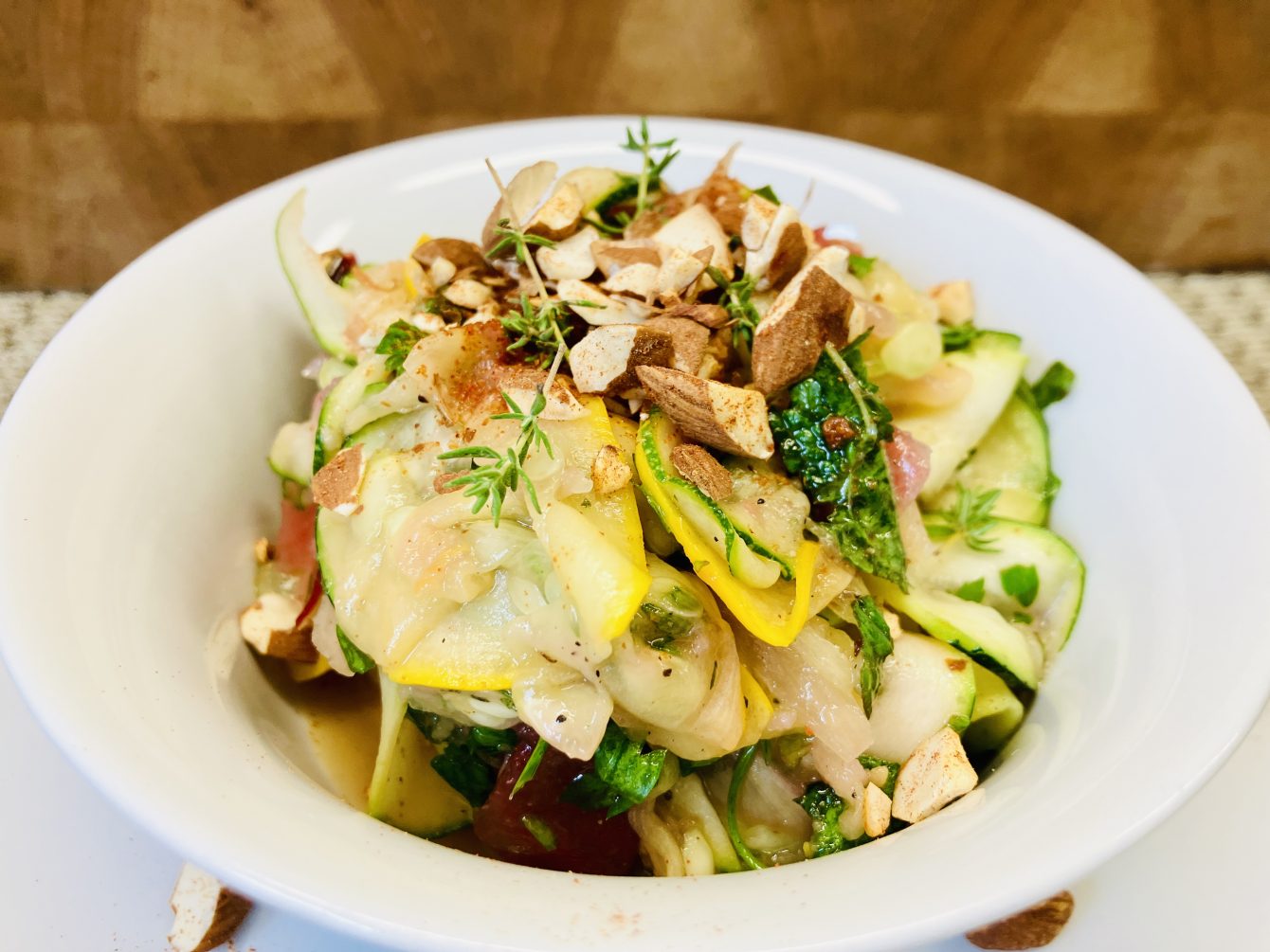 Zucchini-Salat mit Pflaumen & geröstetem Paprika-Mandel-Crunch