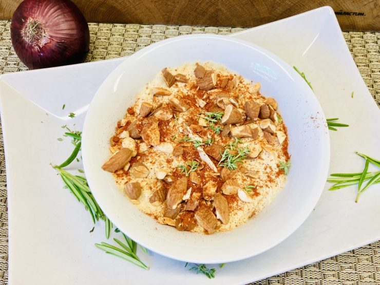 Hummus mit geröstetem Knoblauch, Zwiebeln & Paprika-Mandeln