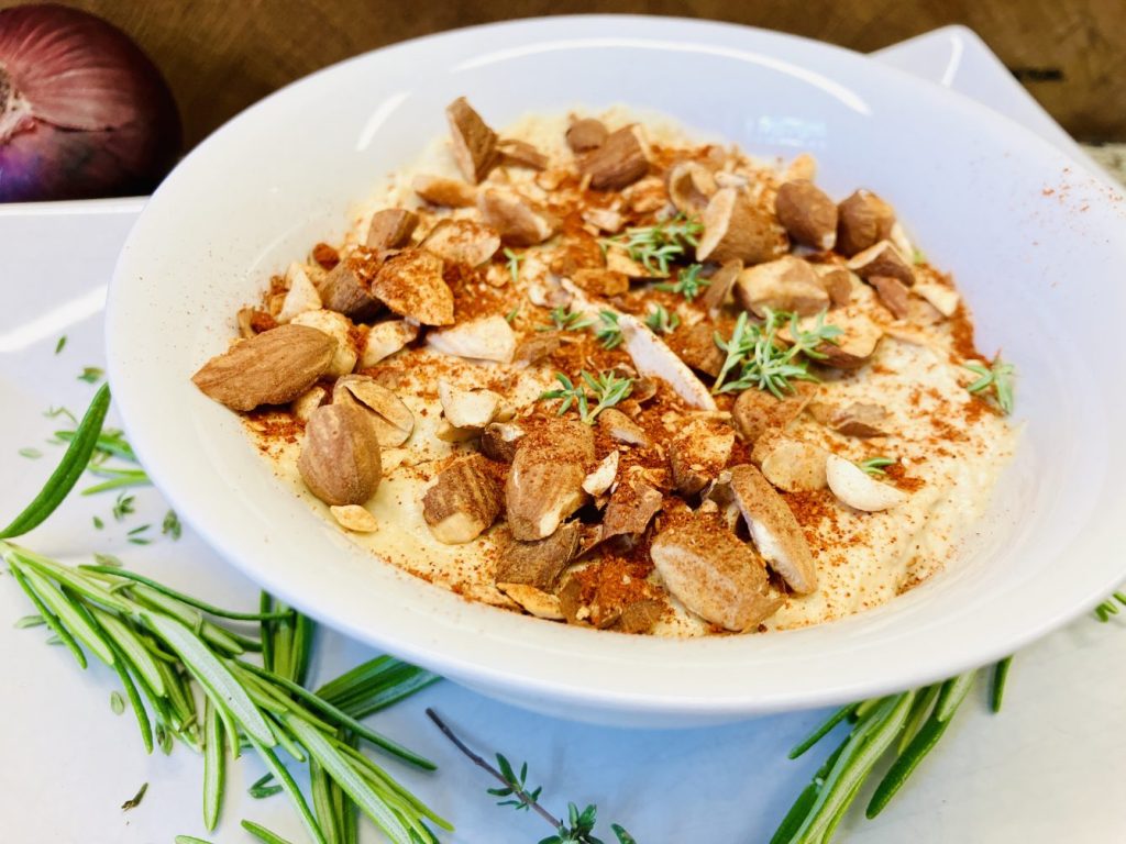 Hummus mit geröstetem Knoblauch, Zwiebeln & Paprika-Mandeln