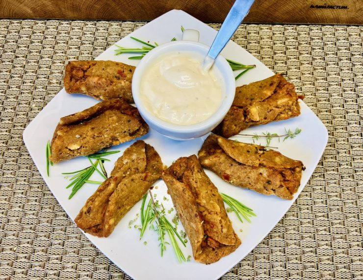 Gefüllte Buchweizen Teigtaschen mit würziger Tomaten-Feta-Creme und Tahini Joghurt