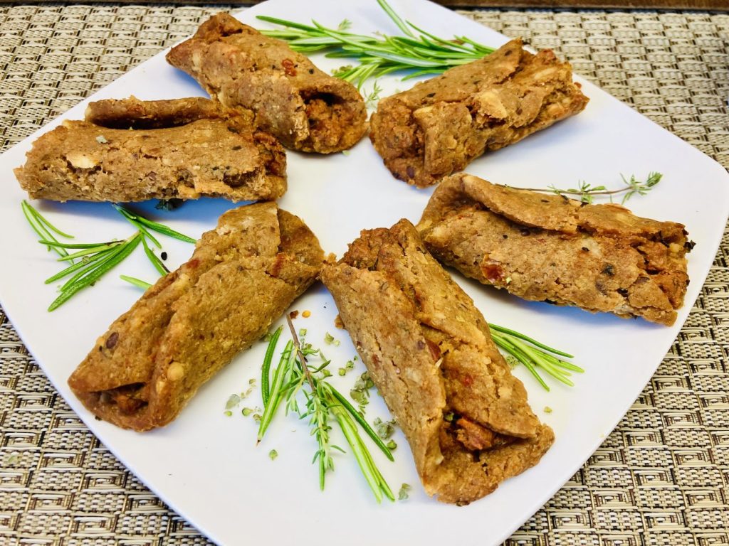 Gefüllte Buchweizen Teigtaschen mit würziger Tomaten-Feta-Creme