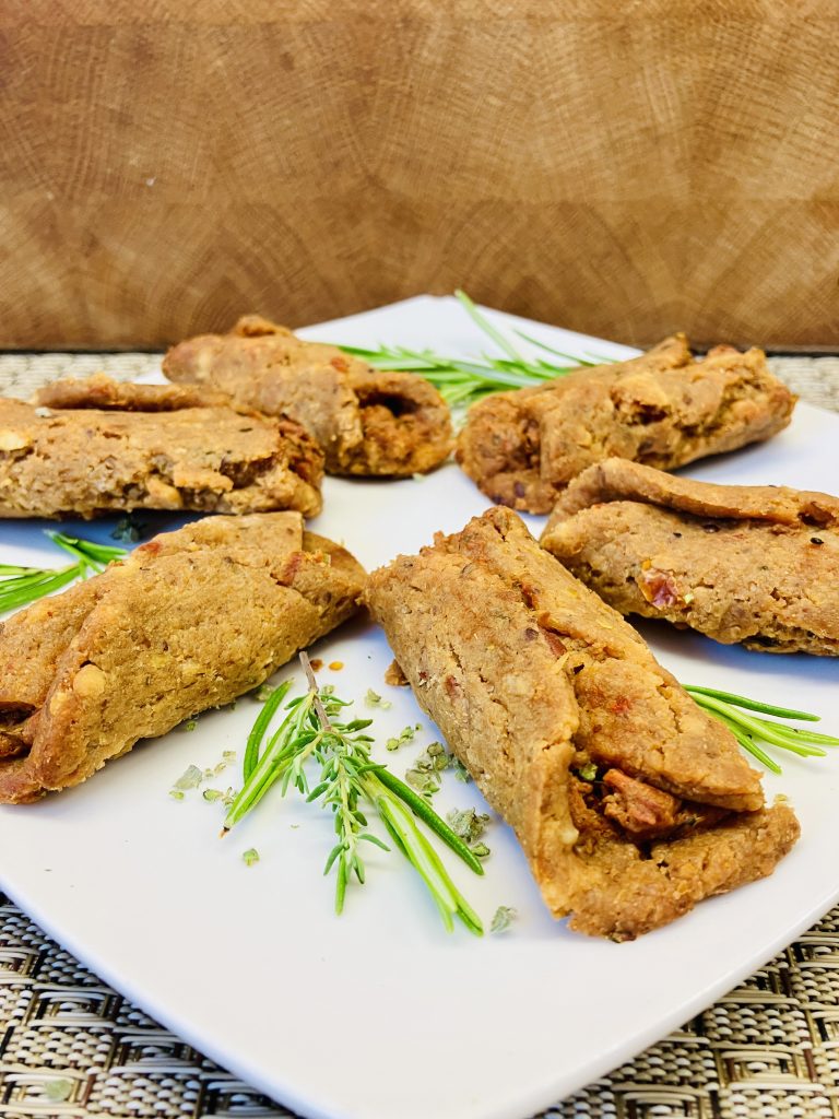Buchweizen Teigtaschen mit würziger Tomaten-Feta-Creme