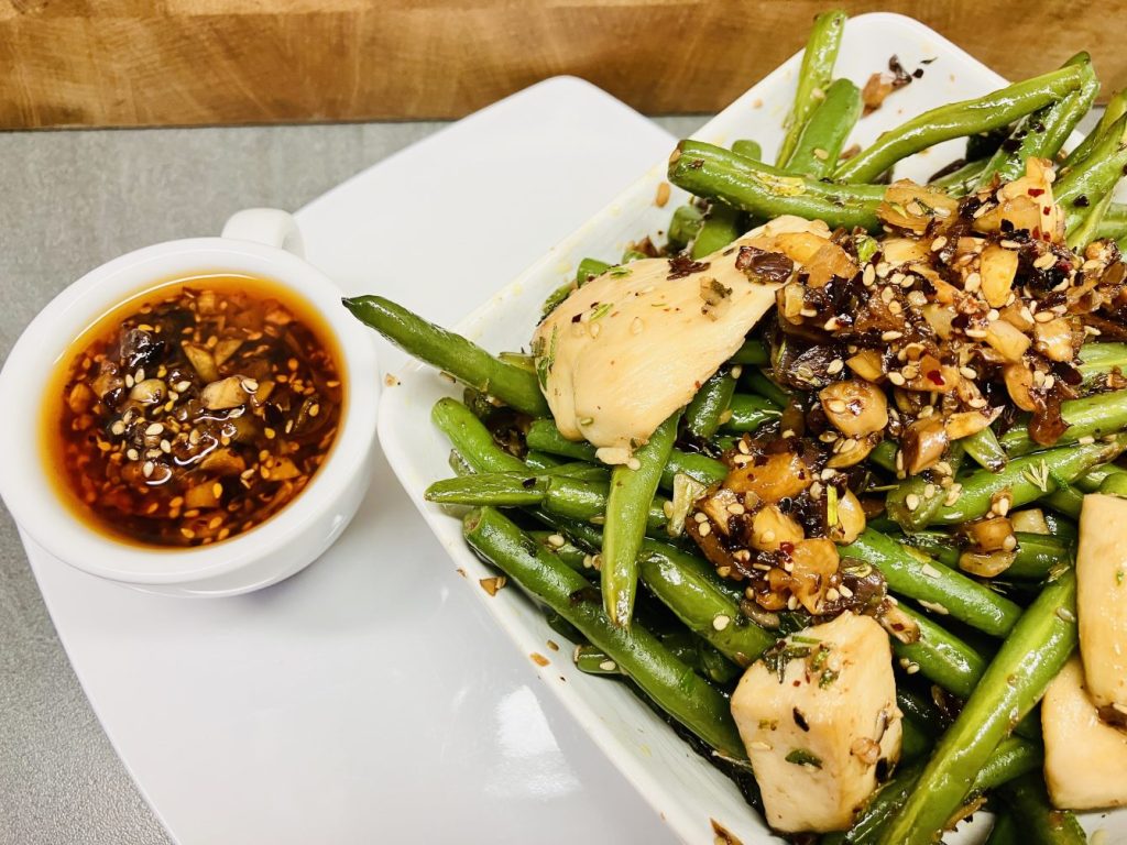 Grüne Buschbohnen mit Peanut Rayu
