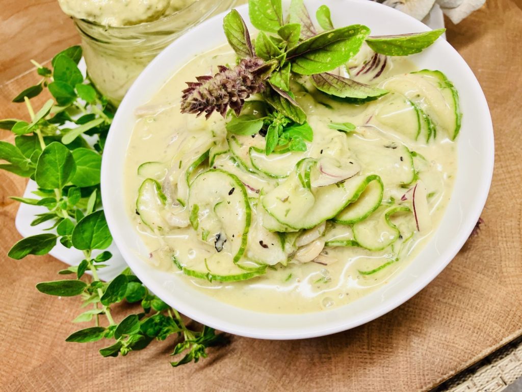 Gurkensalat mit Green Goddess Dressing
