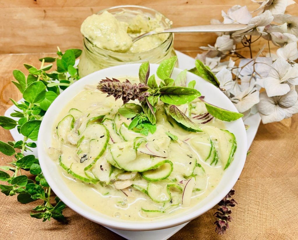 Gurkensalat mit Green Goddess Dressing