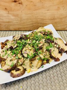 Geröstete Auberginen mit Honig-Miso-Tahini-Sauce und Aprikosen-Nuss-Crunch