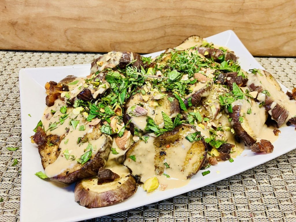Geröstete Aubergine mit Honig-Miso-Tahini-Sauce und Aprikosen-Nuss-Crunch