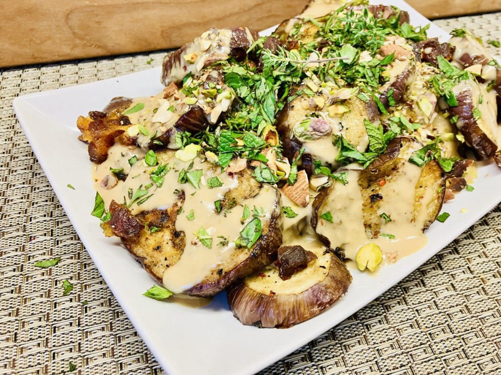 Geröstete Auberginen mit Honig-Miso-Tahini-Sauce und Aprikosen-Nuss-Crunch
