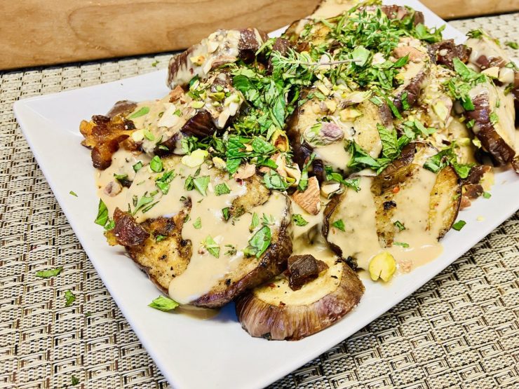 Geröstete Auberginen mit Honig-Miso-Tahini-Sauce und Aprikosen-Nuss-Crunch