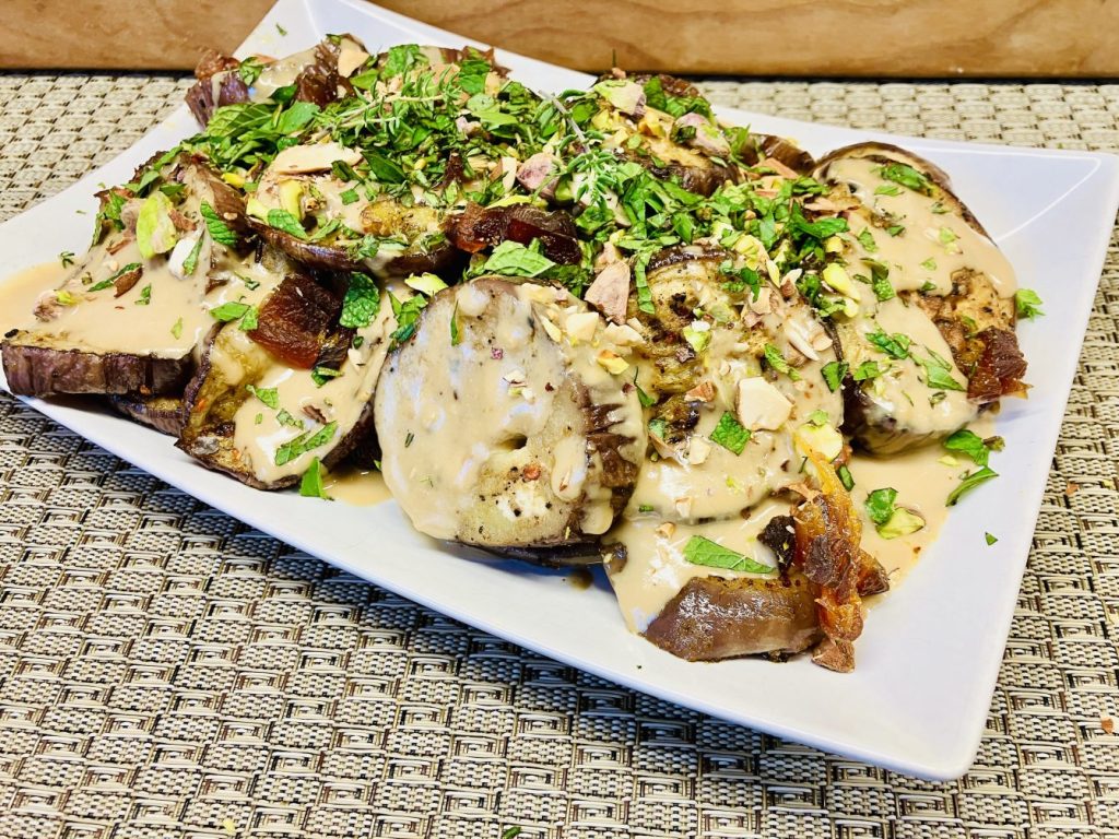 Geröstete Auberginen mit Honig-Miso-Tahini-Sauce und Aprikosen-Nuss-Crunch