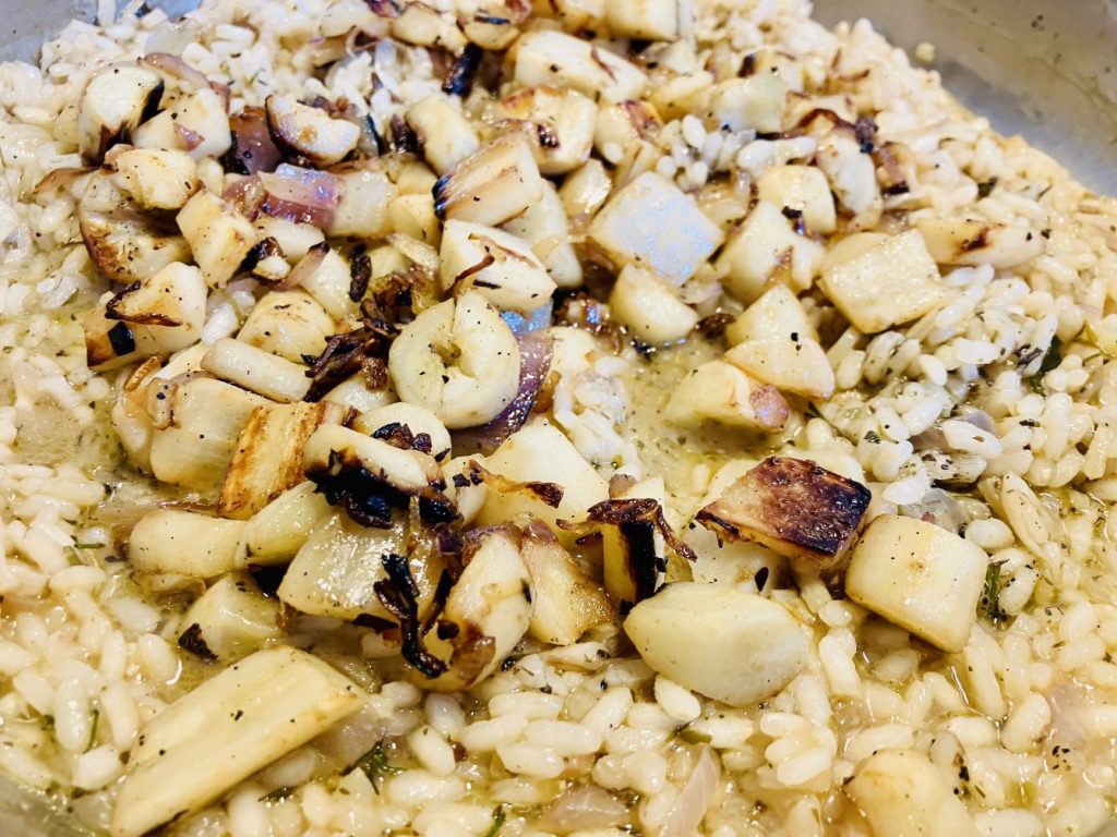 Cremiges Schwarzwurzel Risotto mit karamellisierten Schwarzwurzeln und Zwiebeln