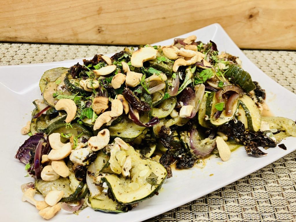 Geröstete Zucchini mit Tomaten Cashew-Crumble
