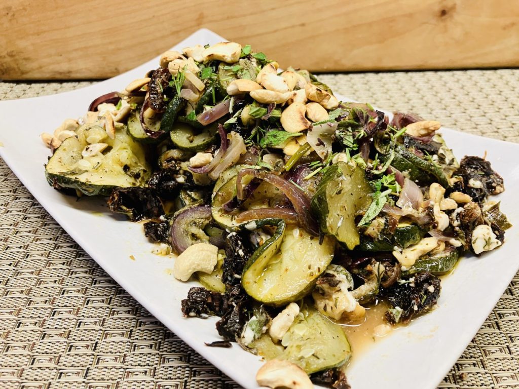 Geröstete Zucchini mit Tomaten Cashew-Crumble