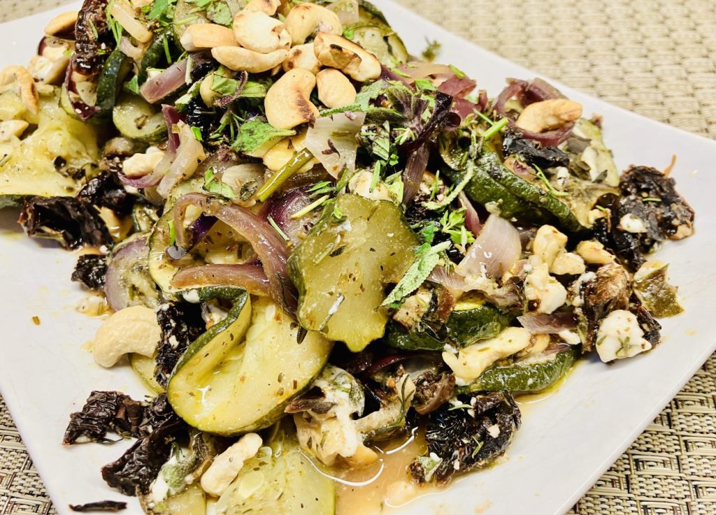 Geröstete Zucchini mit Tomaten Cashew-Crumble