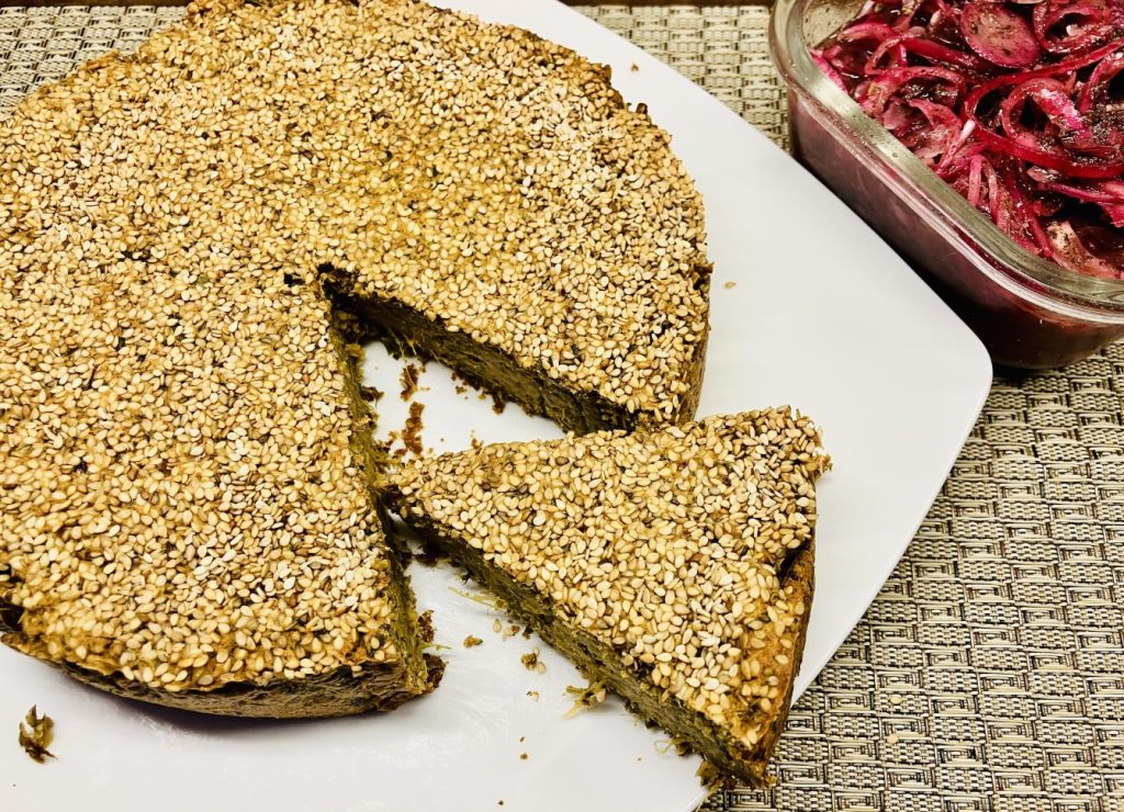 Falafel-Kuchen mit cremiger Tahini Sauce und würzigen Sumac-Zwiebeln
