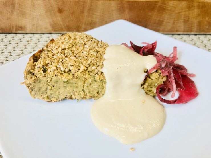 Falafel-Kuchen mit cremiger Tahini Sauce und würzigen Sumac-Zwiebeln