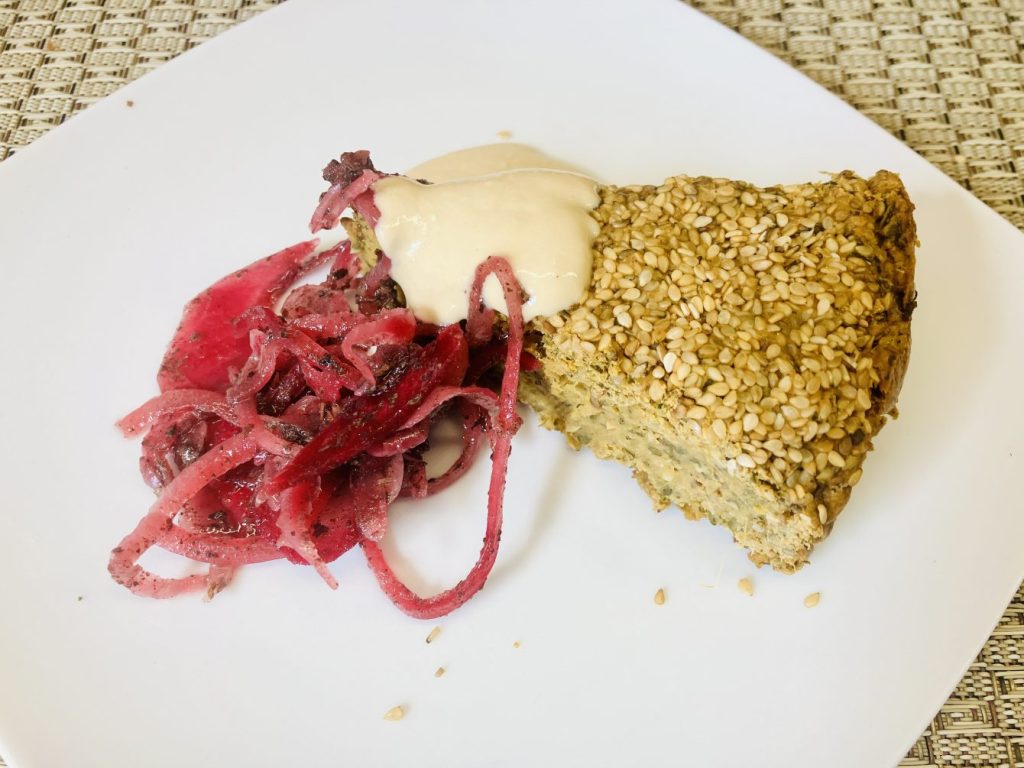 Falafel-Kuchen mit cremiger Tahini Sauce und würzigen Sumac-Zwiebeln 