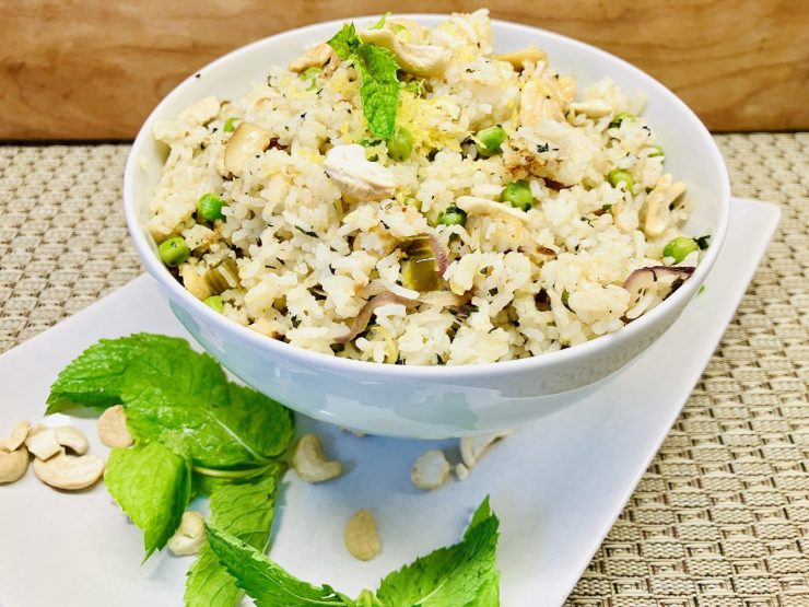 Zitronen-Minze-Reis mit Erbsen und Cashewkernen