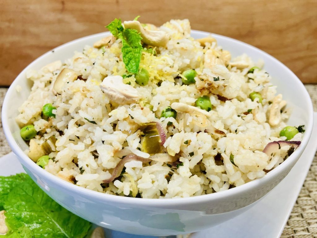 Zitronen-Minze-Reis mit Erbsen und Cashewkernen