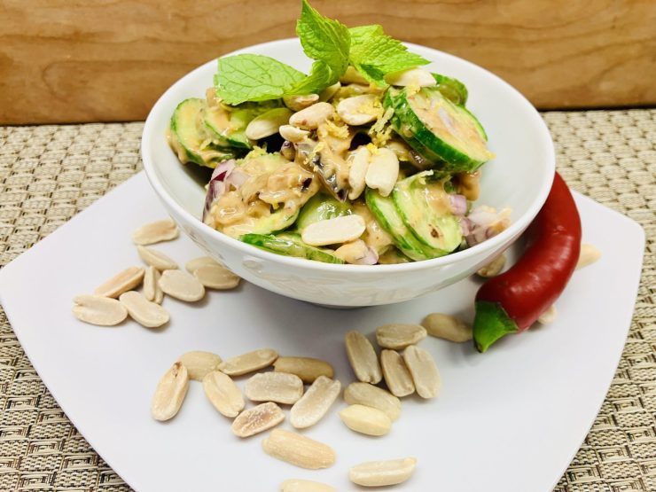 Würziger Gurkensalat mit scharfer Erdnusssauce