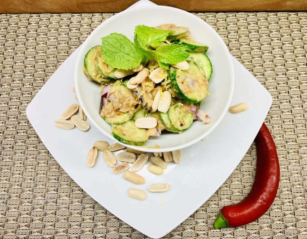 Gurkensalat mit scharfer Erdnusssauce