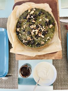 Vegane Persische Kuku Sabzi Kräutertarte mit Tahini Sauce und Torshak