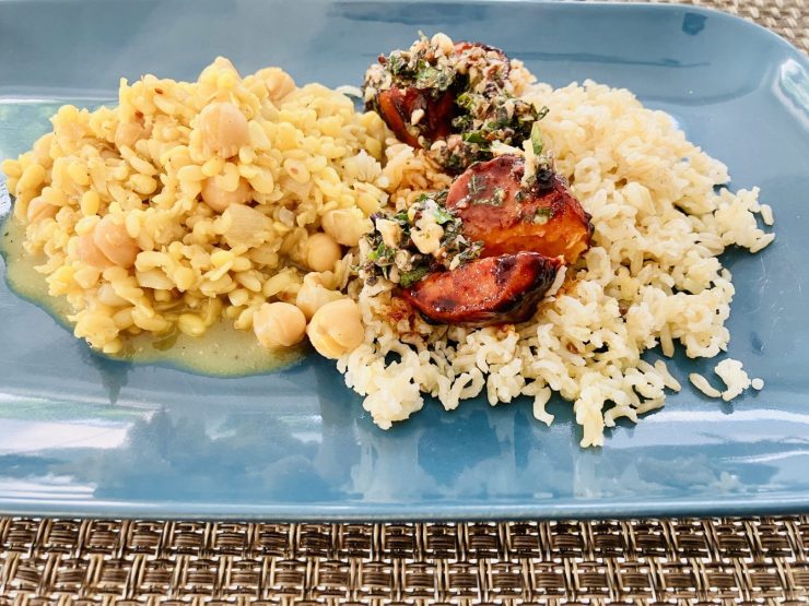 Kokos Kichererbsen Mung Dal mit marinierten Süßkartoffeln und Koriander-Walnuss-Zitronen-Pesto