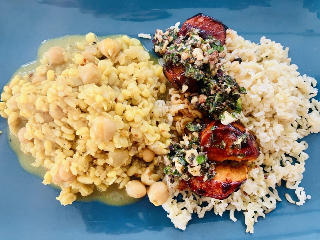 Kokos Kichererbsen Mung Dal mit marinierten Süßkartoffeln und Koriander-Walnuss-Zitronen-Pesto